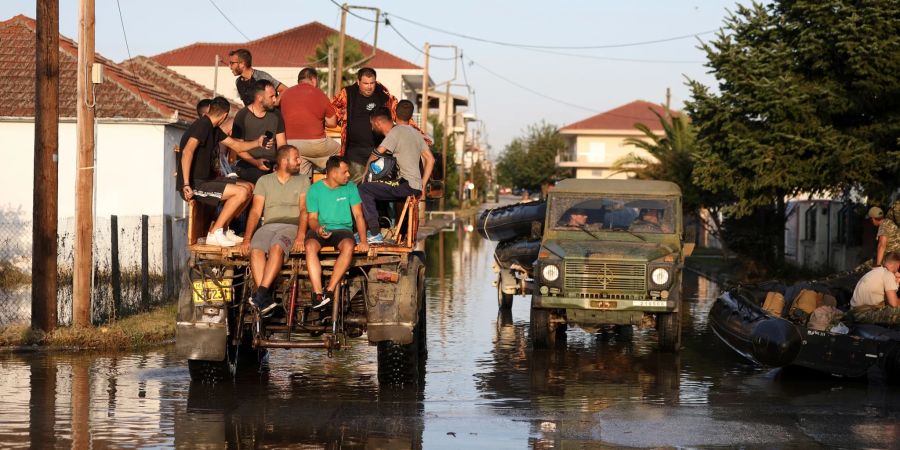 Überflutete Strassen im griechischen Palamas. In den meisten betroffenen Regionen ist die Stromversorgung wieder hergestellt worden. Probleme gibt es jedoch mit der Wasserversorgung.