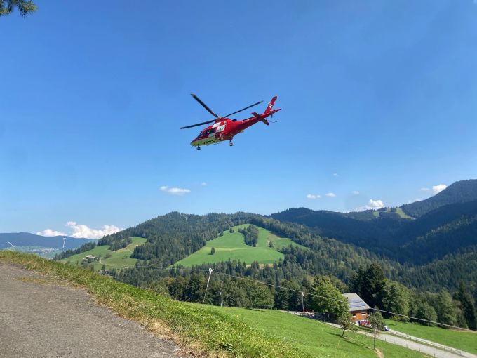 Die Velofahrerin musste ins Spital geflogen werden. Reag vor Ort.