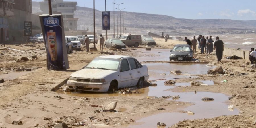 Suchmannschaften durchkämmen die Stadt Darna auf der Suche nach Opfern. Foto: Yousef Murad/AP