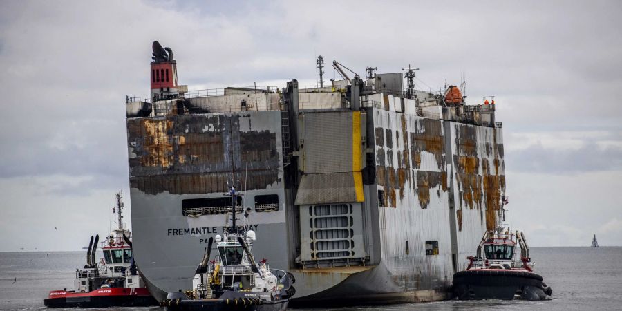 Der Autofrachter «Fremantle Highway» wird mithilfe von Schleppern von Eemshaven nach Rotterdam befördert.