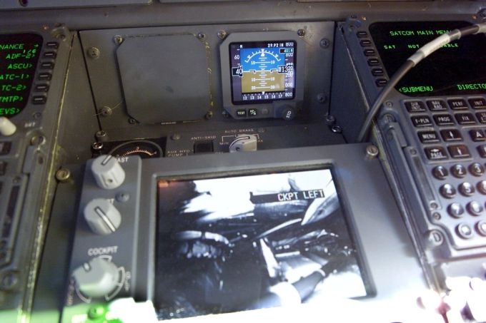 Kamerabildschirm und Notfallhorizont in einem MD11-Cockpit. (Symbolbild) Cockpit
