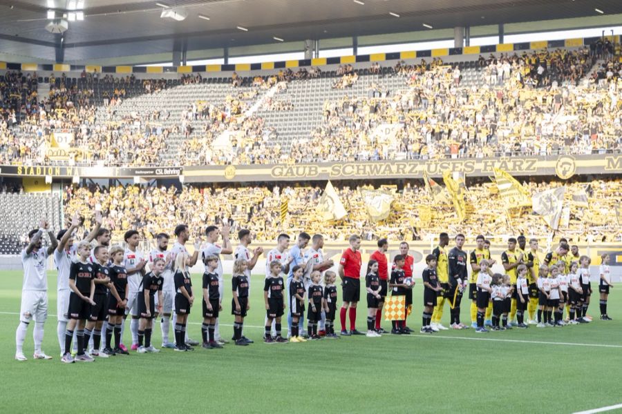 Die beiden Teams nach dem Einmarsch ins Wankdorf.