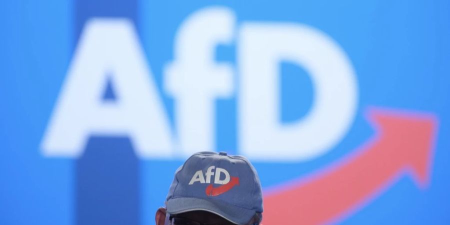 AfD Mann mit Kappe