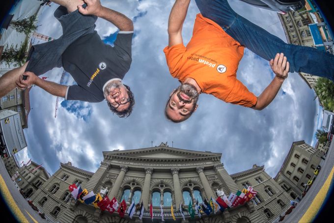 Präsident und Vizepräsident der Piratenpartei Bern: Jorgo Ananiadis (links) und Pascal Fouquet vor dem Bundeshaus. Piratenpartei