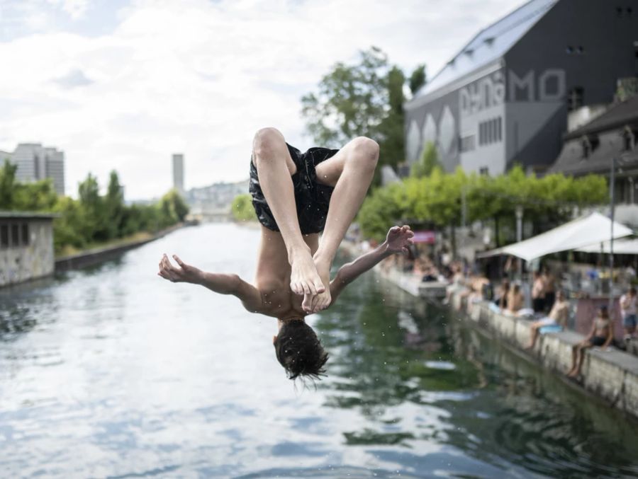 Doch momentan dürften einzig die Limmat oder der Zürichsee die ersehnte Abkühlung bieten.