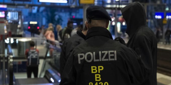 Polizei im Berliner Bahnhof