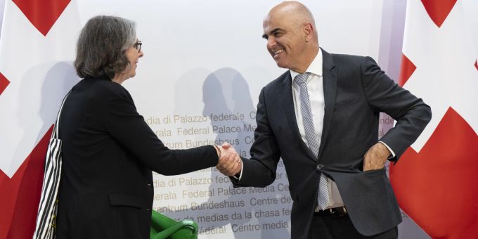 Bundespräsident Alain Berset, rechts, und Anne Levy, Direktorin BAG, verabschieden sich nach der Medienkonferenz zu der Erhöhung der Krankenkassenprämien 2024, am Dienstag, 26. September 2023, in Bern. Alain Berset Anne Levy