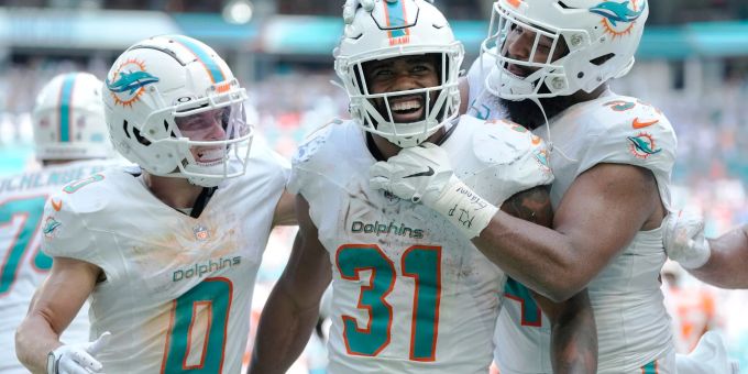 Raheem Mostert (M) jubelt mit seinen Teamkollegen Braxton Berrios (l) und Christian Wilkins (r) über seinen Touchdown. Raheem Mostert (M) jubelt mit seinen Teamkollegen Braxton Berrios (l) und Christian Wilkins (r) über seinen Touchdown.