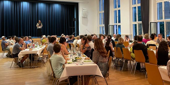 Am 8. September 2023 begrüsse die Gemeinde Glarus 120 Jungbürger und Neuzuzüger. Der Anlass «Glarus begrüsst alle»