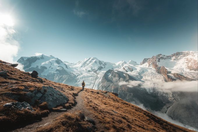 Mehr als «Gornergrat retour»: Dank sechs Zug-Stationen auf der ganzen Höhe zwischen Zermatt (1608 m ü. M.) und der Bergstation Gornergrat Bahn (3089 m ü. M.) kannst du auf unzähligen Wanderwegen die Bergwelt erkunden. Im Bild: der Blick in Richtung Süden zum Monte-Rosa-Massiv mit der Dufourspitze, dem höchsten Berg der Schweiz, und dem Gornergletscher. Gornergrat Bahn