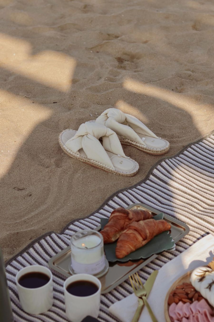 Die Behörden haben ein neues Verbot ausgesprochen: an Stränden und in Strandbädern darf man nicht mehr picknicken. (Symbolbild)