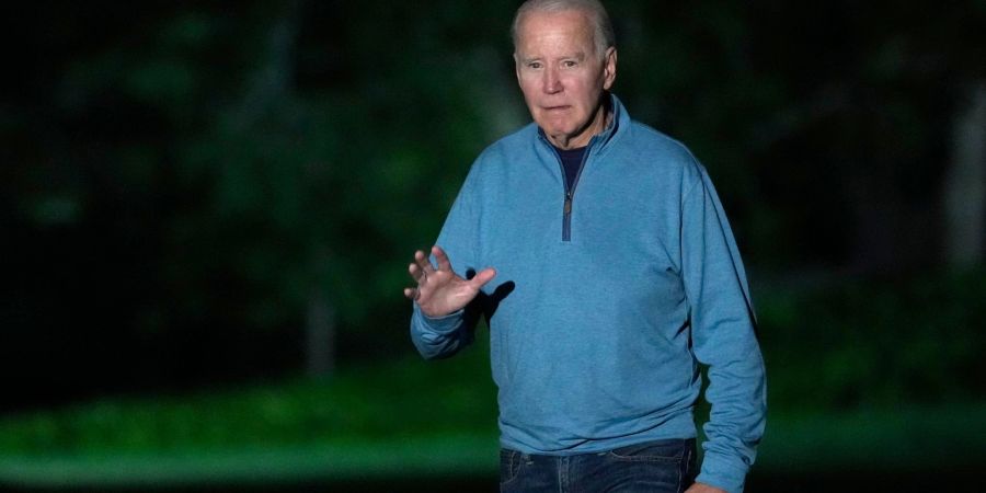 US-Präsident Joe Biden geht über den Südrasen des Weissen Hauses.