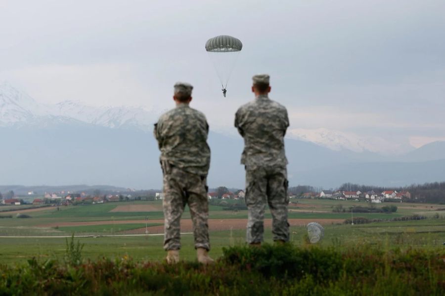 Kooperation mit der Nato und Truppen aus EU-Ländern ist auch ein Ziel der Schweizer Armee. Im Bild: US-Nato-Truppen trainieren im Kosovo.