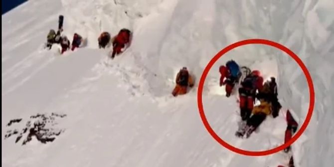 Bergsteiger steigen über den leblosen Körper am K2 hinweg.