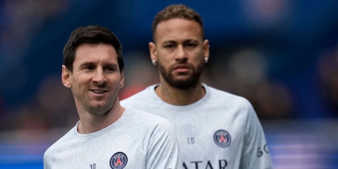 Lionel Messi (l) und Teamkollege Neymar. Messi und Neymar