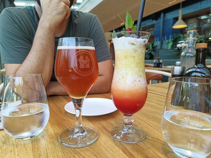 Prost im Giardino Restaurant & Bar: Einmal das Gurten Zähringer Amber und einmal der alkoholfreie Cocktail mit Passionsfrucht und Mango. Restaurant Giardino Kursaal Bern