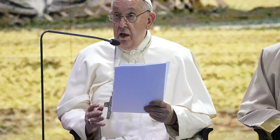 Papst Franziskus spricht während eines Treffens mit religiösen Führern auf dem Gelände des Hun Theatre in the Sky Resort etwa 15 Kilometer südlich der mongolischen Hauptstadt Ulaanbaatar. Foto: Andrew Medichini/AP