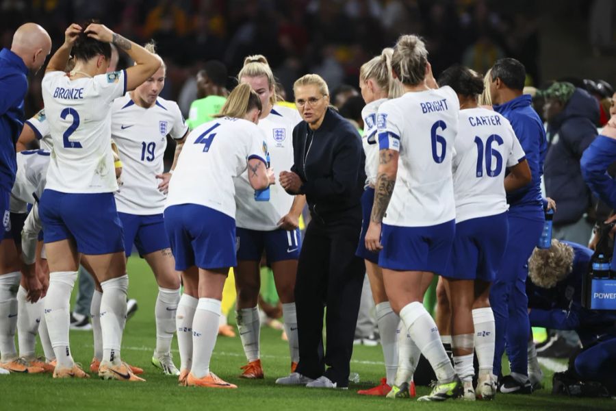 Nationalspielerinnen und Trainerin besprechen sich im Viertelfinale der WM.