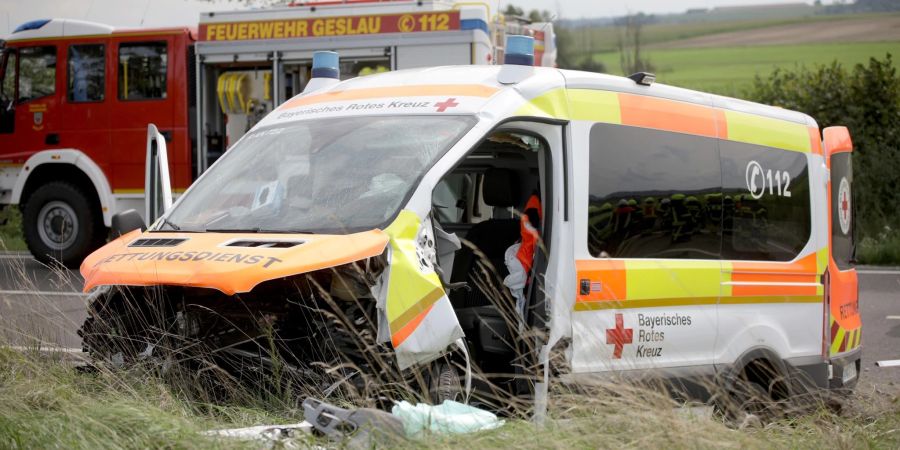 Der verunfallte Krankenwagen an der Unfallstelle auf einer Strasse zwischen Geslau und Colmberg im Landkreis Ansbach.