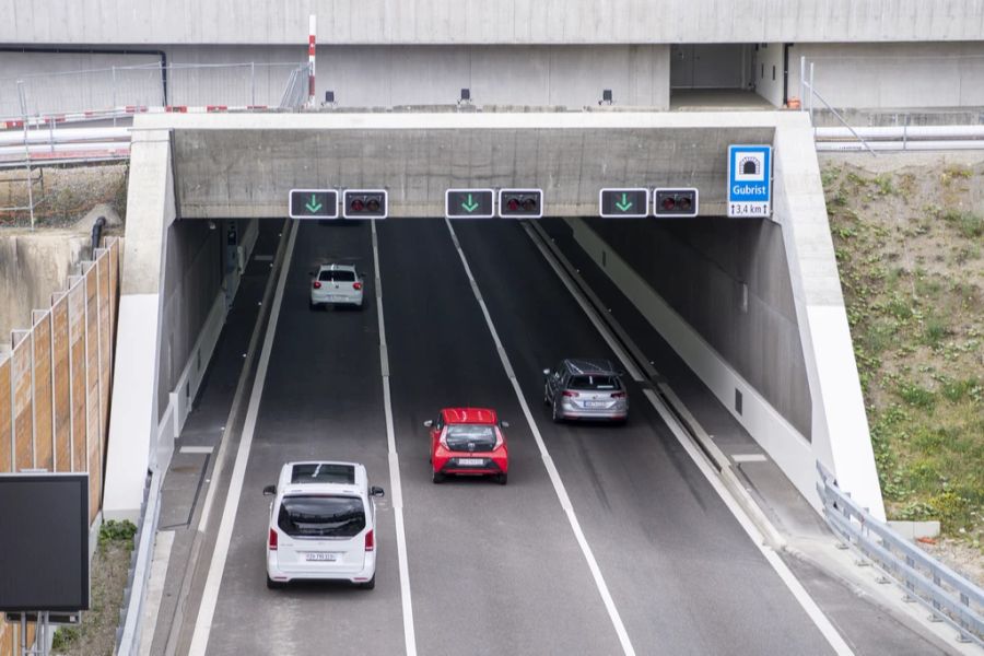 Die Kameras können Fahrzeug, Kennzeichen und Insassen erkennen und identifizieren. (Symbolbild)