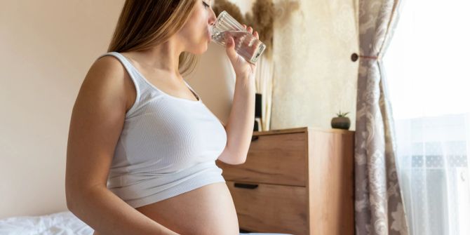 Schwangere trinkt Wasser