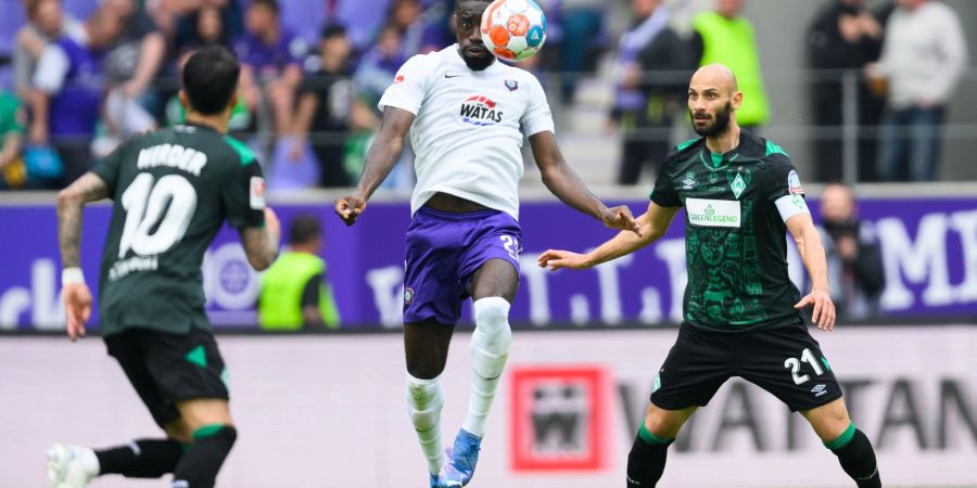 Werder Bremens Kapitän Ömer Toprak (r) ist nach überstandenen Wadenproblemen fit für das Spiel gegen Jahn Regensburg.