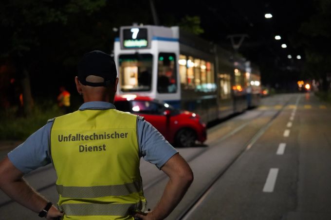 Unfall Zwischen Auto Und Tram Auf Seestrasse