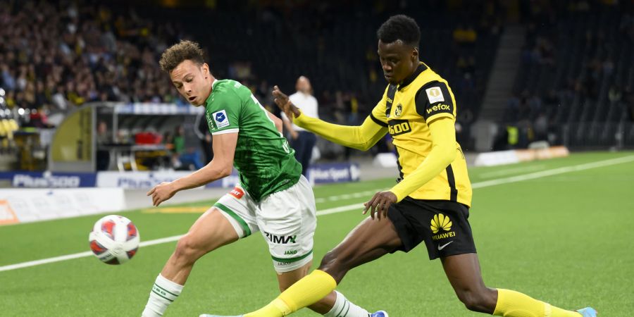 St. Gallens Julian von Moos, links, kämpft um dem Ball gegen YBs Cheikh Niasse.