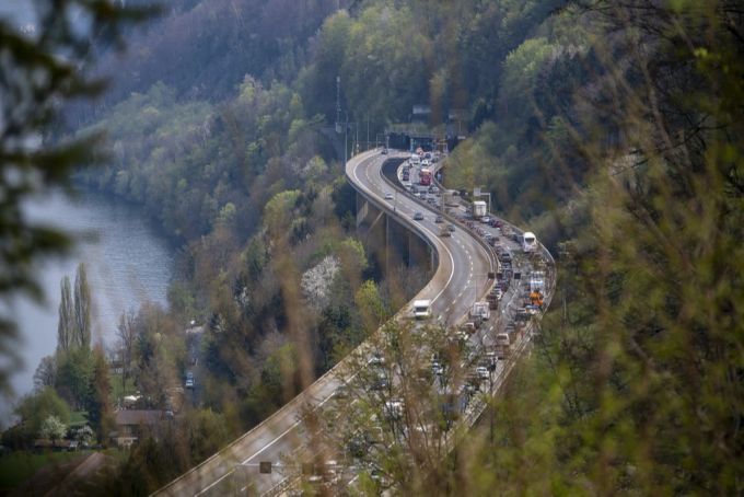 Über die Auffahrtstage muss auf diversen Strecken in der Schweiz mit hohem Verkehrsaufkommen auf Strasse und Schiene gerechnet werden. gotthard-strassentunnel