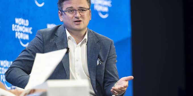 «Wenn Sie im Krieg sind, brauchen Sie alles», sagte der ukrainische Wirtschaftsminister Dmytro Kuleba am Weltwirtschaftsforum in Davos. Die Ukraine warte verzweifelt auf Waffenlieferungen. «Wenn Sie im Krieg sind, brauchen Sie alles», sagte der ukrainische Wirtschaftsminister Dmytro Kuleba am Weltwirtschaftsforum in Davos. Die Ukraine warte verzweifelt auf Waffenlieferungen.