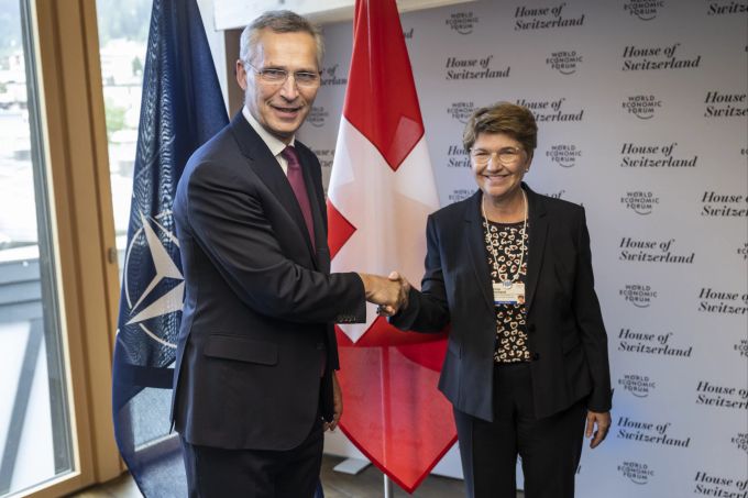 Nato-Generalsekretär Jens Stoltenberg beim Treffen mit Bundesrätin Viola Amherd am WEF. WEF