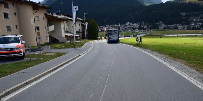 Silvaplana-Surlej GR: Kollision zwischen Linienbus und E-Bike. Graubünden