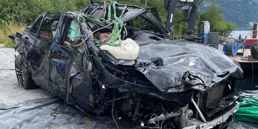 Aus dem geborgenen Auto bei der Axenstrasse wurde ein Todesopfer geborgen.