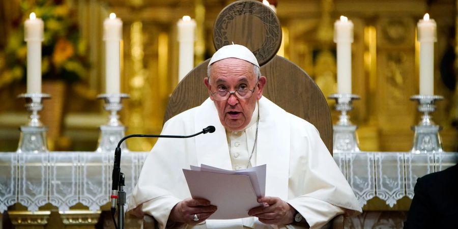 Papst Franziskus leitet einen Vespergottesdienst in der Kathedrale-Basilika Notre Dame de Quebec.