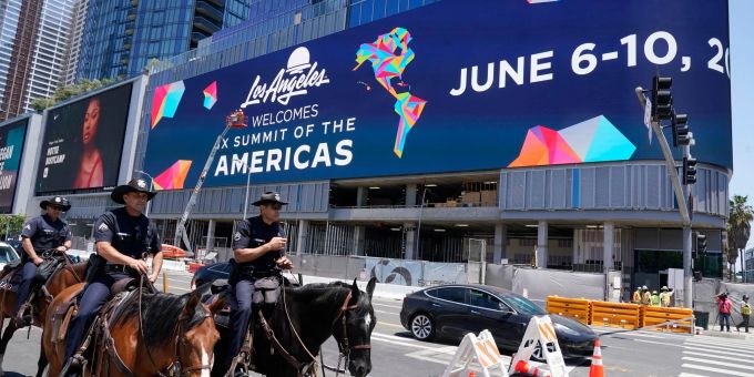 Berittene Polizisten patrouillieren vor Beginn des Amerika-Gipfels in Los Angeles. Berittene Polizisten patrouillieren vor Beginn des Amerika-Gipfels in Los Angeles.