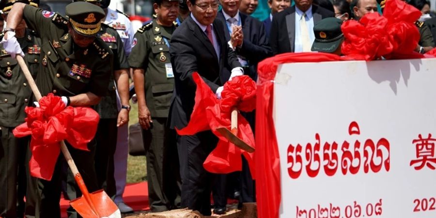 Der kambodschanische Verteidigungsminister Tea Banh und der chinesische Botschafter in Kambodscha, Wang Wentian, bei dem ersten Spatenstich auf dem Marinestützpunkt.