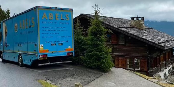 Umzugswagen vor Ort - Wird hier Prinz Andrews Verbier-Chalet geräumt?