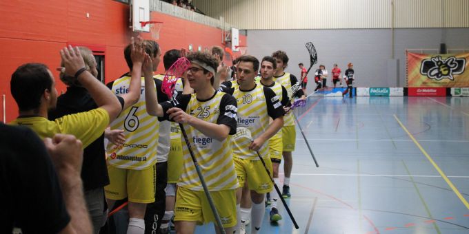 Jona-Uznach Flames: Abklatschen nach einem gelungenen Spiel. - Jona Jona-Uznach Flames: Abklatschen nach einem gelungenen Spiel. - Jona