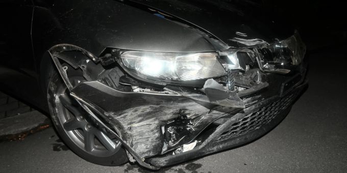 Azmoos: Auto prallt gegen Mauer Azmoos: Auto prallt gegen Mauer – Fahrer fahrunfähig