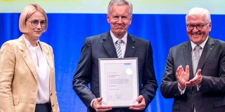 Bundespräsident a.D. Christian Wulff (M) erhält aus den Händen von Oberbürgermeisterin Katharina Pötter die Ehrenbürgerwürde der Stadt Osnabrück. Bundespräsident Frank-Walter Steinmeier applaudiert.