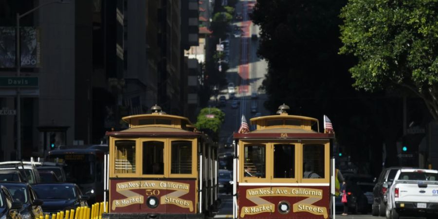 Zwei Cable-Car-Bahnen auf einer Strasse in der US-Metropole San Francisco. (Archivbild)