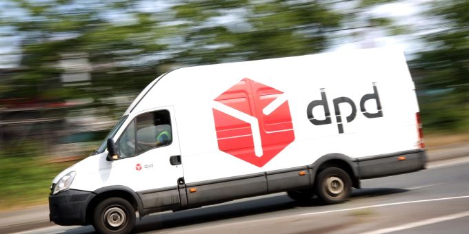 Ein DPD-Pakettransporter verlässt das Paketsortierzentrum in Duisburg. Ein DPD-Pakettransporter verlässt das Paketsortierzentrum in Duisburg.