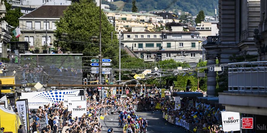 Mindestens 65'000 Zuschauer - 100'000 für die gesamte Etappe - verfolgten am Samstag die Ankunft der Tour de France in Lausanne.
