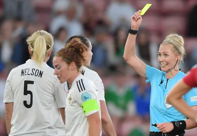 Nordirland muss im ersten Gruppenspiel an der Frauen-EM gegen Norwegen unten durch. frauen-em
