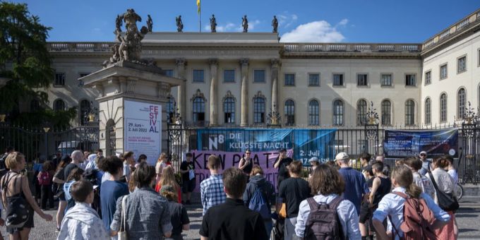Menschen demonstrieren gegen den Gendervortrag einer Biologin an der Humboldt-Universität zu Berlin. humboldt-universität zu berlin