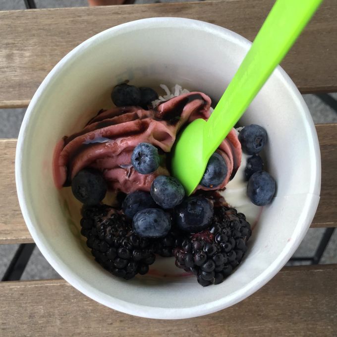 Frozen Yogurt mit Blaubeeren ist eine feine Sommerleckerei! Blaubeeren Brombeeren Glacé Frozen Yogurt