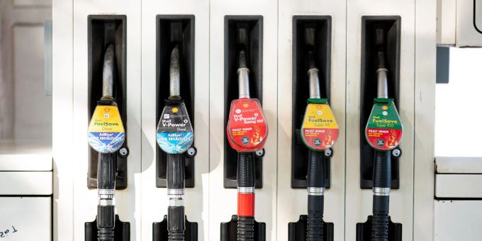 Zapfpistolen für verschiedene Kraftstoffe stecken in einer Zapfsäule an einer Tankstelle. Zapfpistolen für verschiedene Kraftstoffe stecken in einer Zapfsäule an einer Tankstelle.