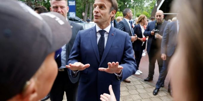 Präsident Macron vor seinem Wahllokal in Le Touquet Präsident Macron vor seinem Wahllokal in Le Touquet