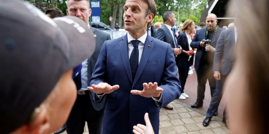 Präsident Macron vor seinem Wahllokal in Le Touquet