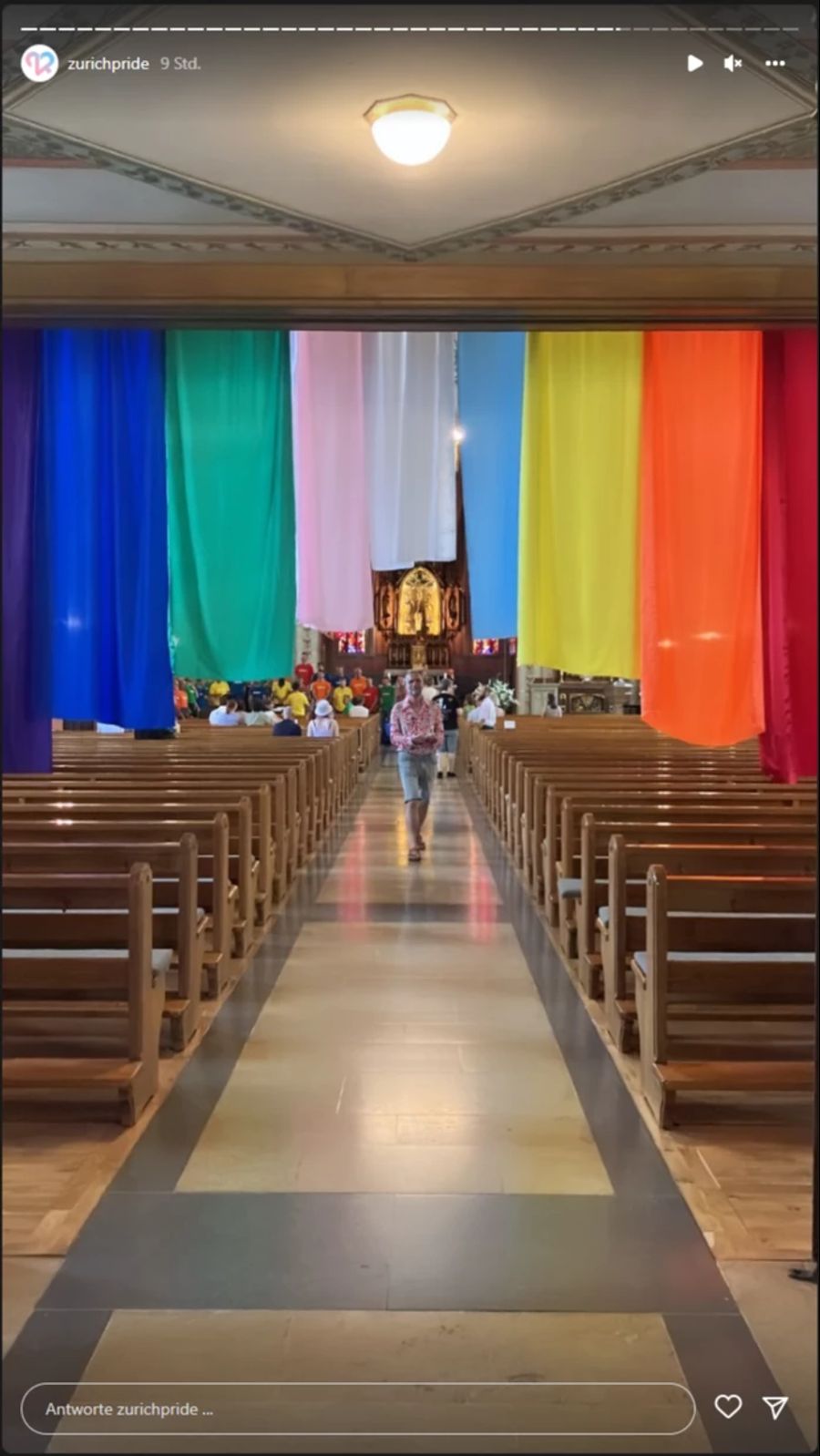 Die Zürcher Kirche St. Peter und Paul war für den Pride-Gottesdienst entsprechend geschmückt.